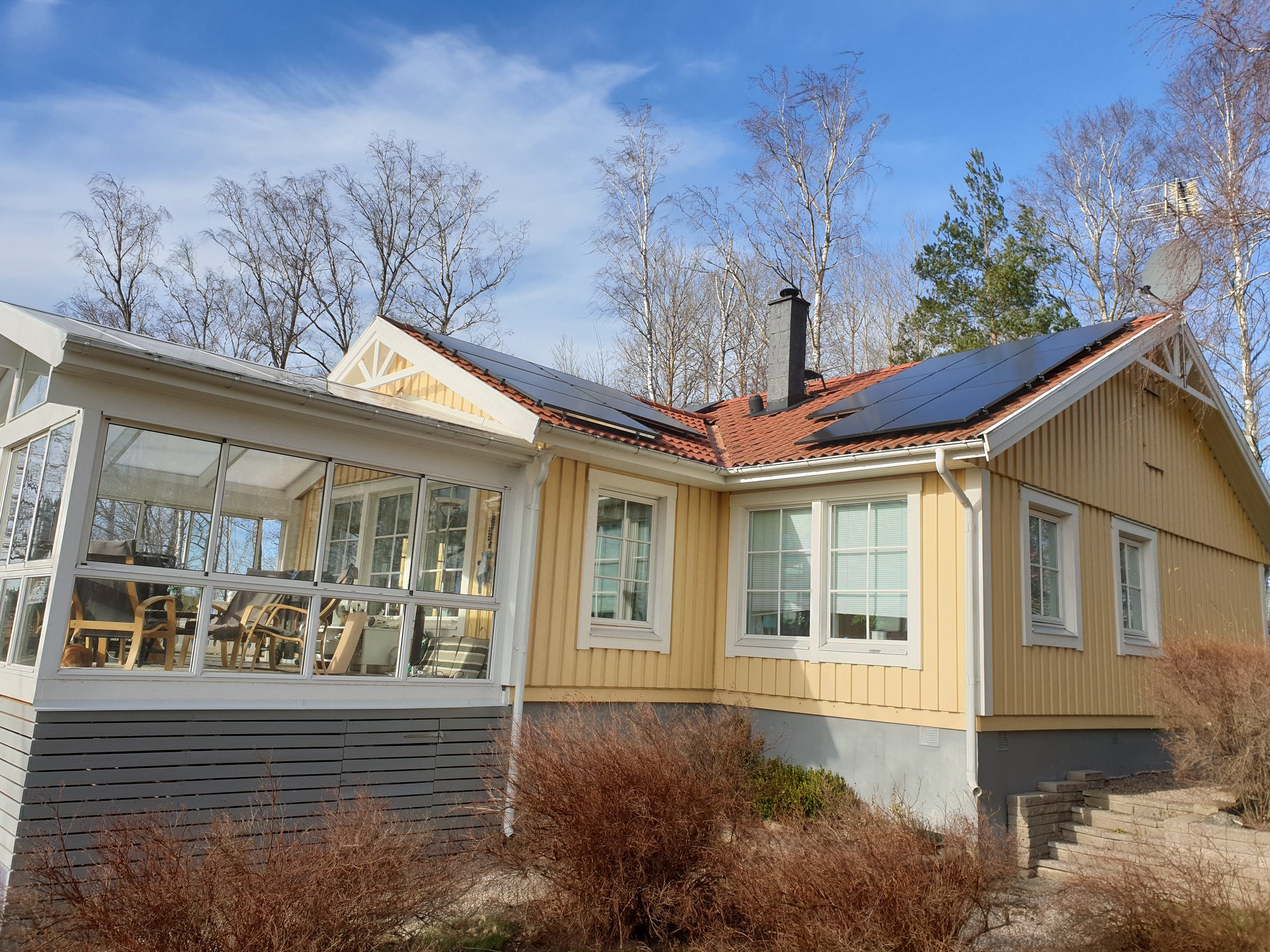 solceller på ett gult hus, modern energieffektivisering