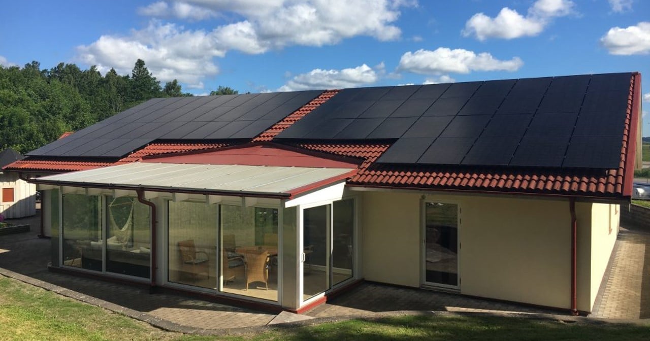 hus med solpaneler