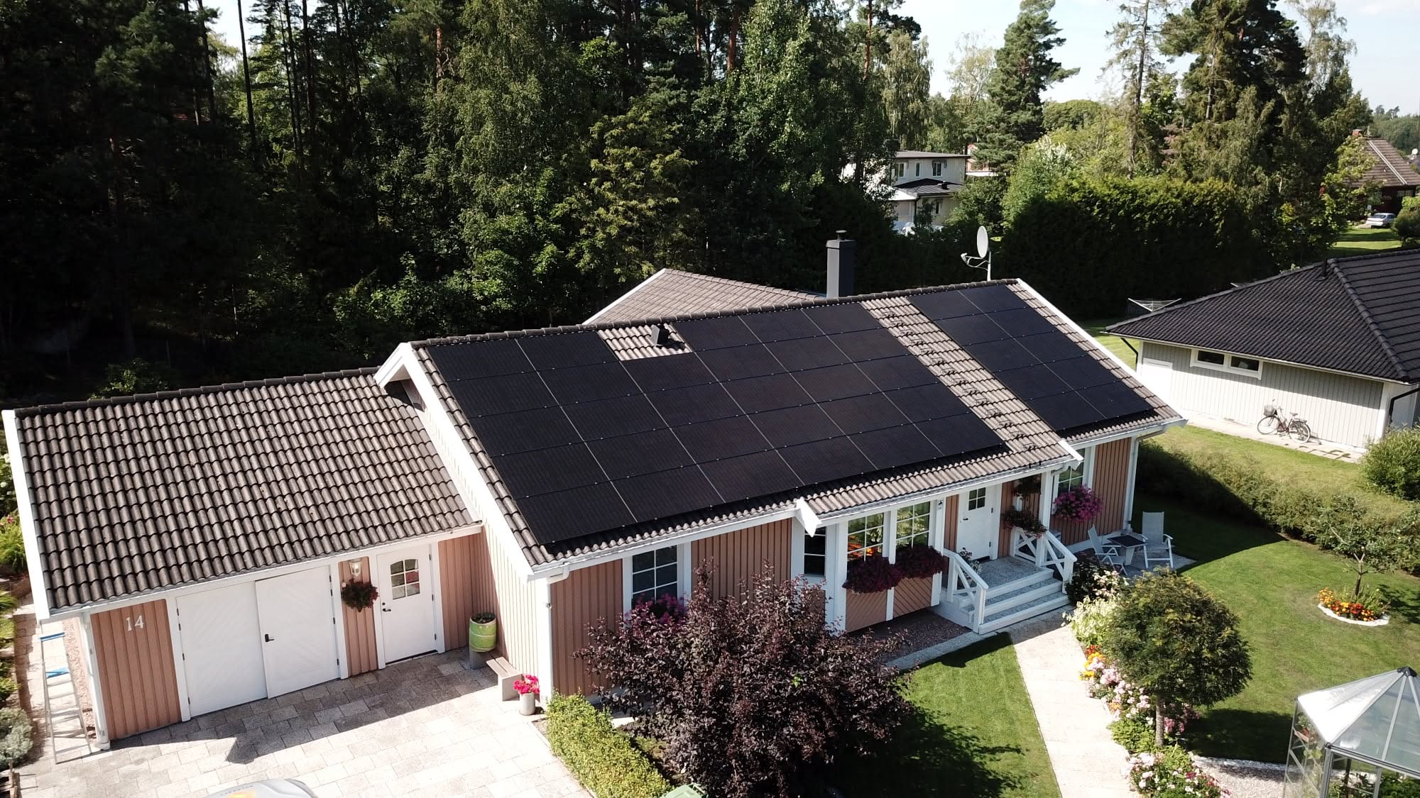 drönarfoto över solceller på hus