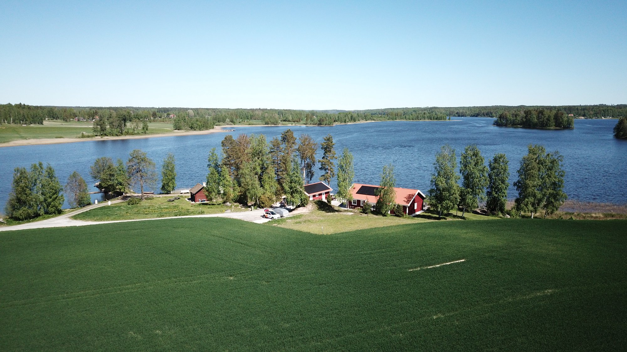 foto taget långt ifrån på jordbruksfastighet med solceller
