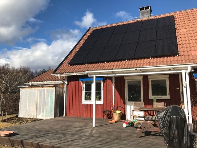 solceller på halva taket på en äldre trävilla