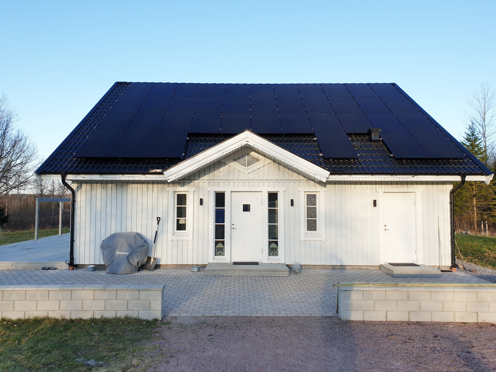solceller på nytt vitt hus i Arboga