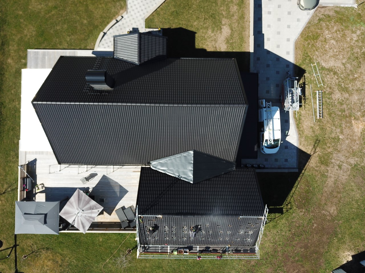 solceller på vit villa, svart tak i Eskilstuna