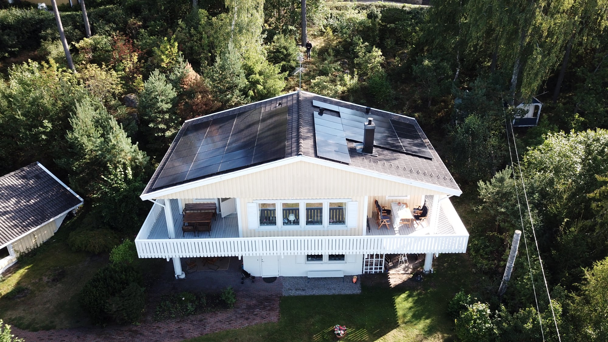 drönarbild på villa med solceller