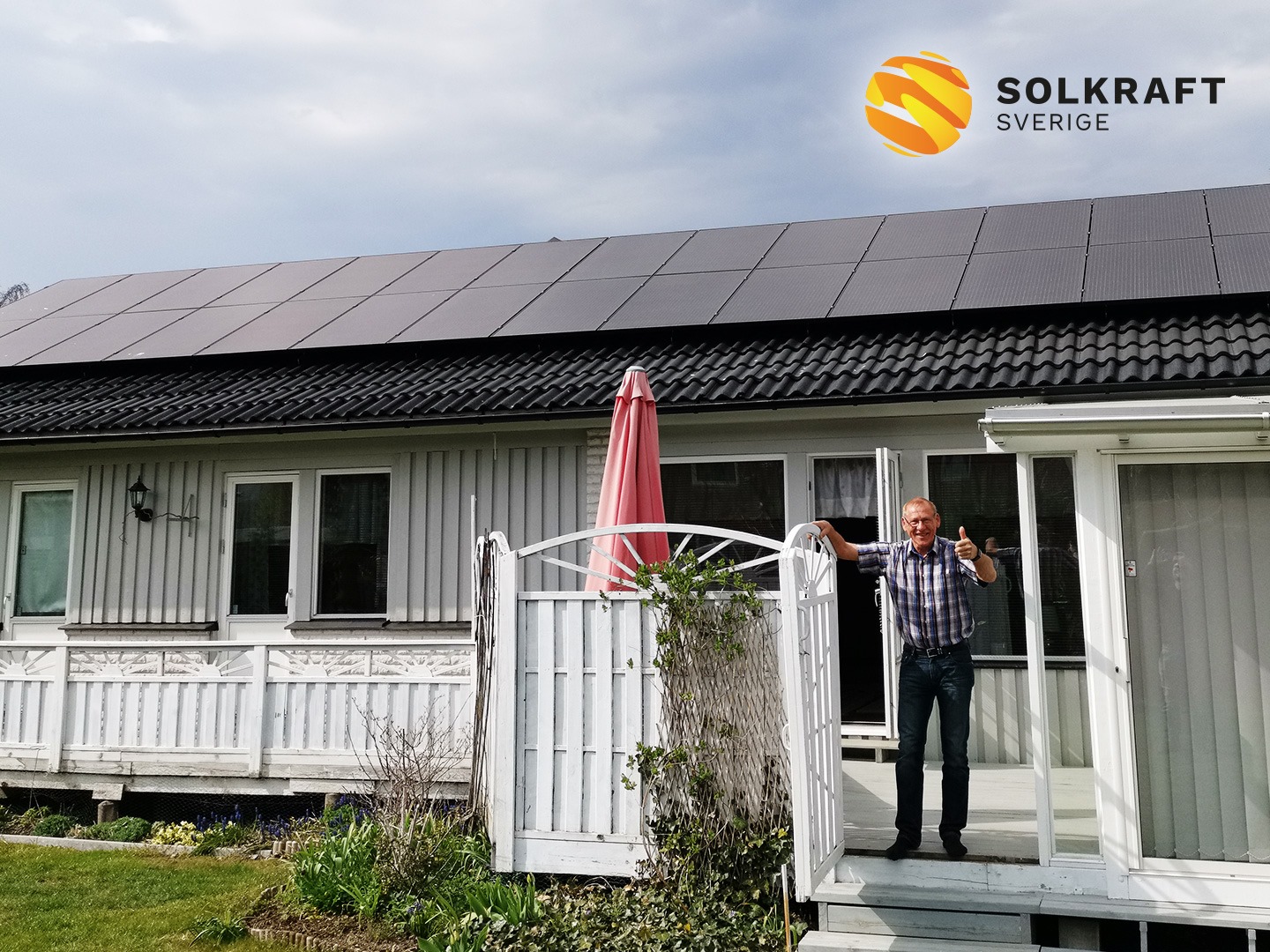 nöjd kund vid sin solcellsanläggning