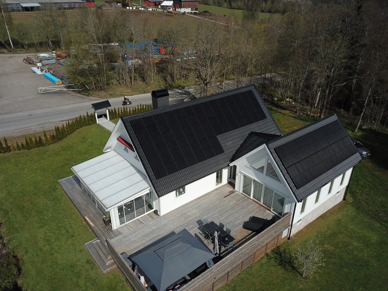 nyinstallerade solceller på villa i Köping