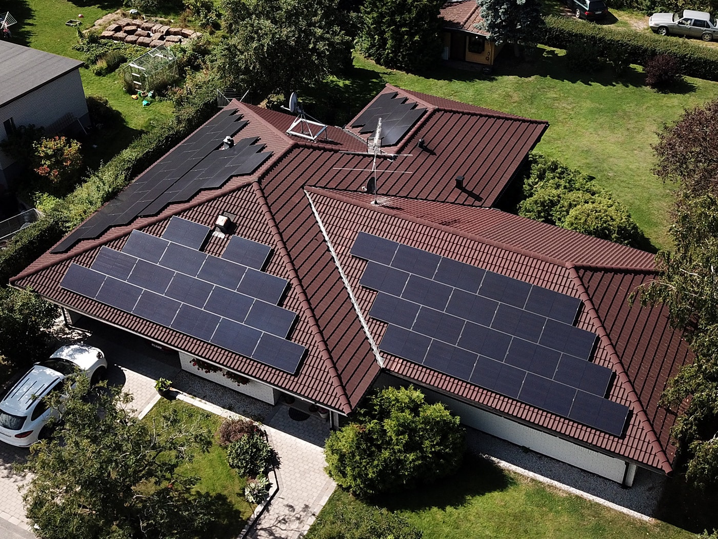 självförsörjande hus med många uppsättningar solceller